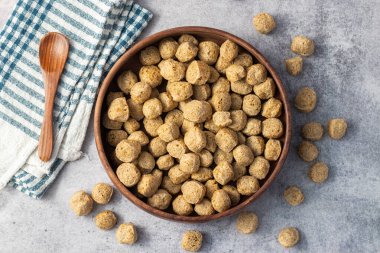 Çiğ soya parçaları, genellikle vejetaryen yemeklerde kullanılan, kurutulmuş soya unundan yapılan, protein zengini, bitkisel etlerden oluşan, susuz kalmış et parçaları..