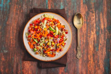 Taze sebzeler, otlar, limon sosu ve hafif, ceviz aromalı taze kinoa salatası, sağlıklı yemekler için mükemmel..