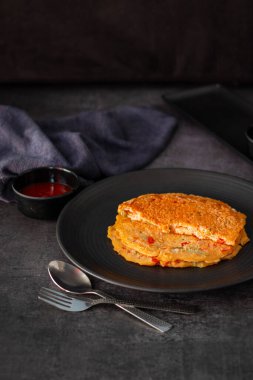 Yulaf ezmesi, yulaf, sebze ve baharatlardan yapılan sağlıklı ve lezzetli bir Hint gözlemesidir. Besleyici bir kahvaltı için mükemmeldir..