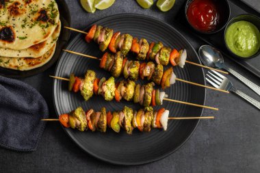 Hariyali Tavuğu Tikka Kebap nane, kişniş ve baharatlarla marine edilmiş mükemmel ızgara edilmiş tavuk ile yapılan lezzetli bir Hint yemeğidir..