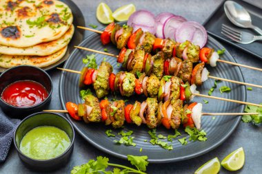 Hariyali Tavuğu Tikka Kebap yoğurt, kişniş, nane ve baharat gibi taze otlarla marine edilmiş lezzetli bir ızgara yemektir..