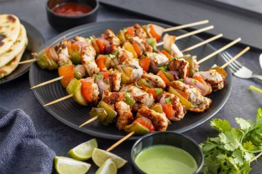 Tavuk Reshmi Kebap sulu, terbiye edilmiş tavuk şişi, ızgarası mükemmel, zengin baharatlar, kremalı yoğurt ve aromatik bitkiler içeriyor..