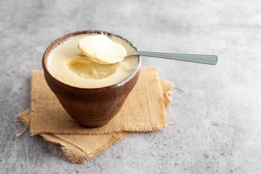 Misti Doi geleneksel bir Bengali tatlısıdır. Tatlandırılmış, mayalanmış yoğurttan yapılır. Genellikle kakule veya safranla tatlandırılır..