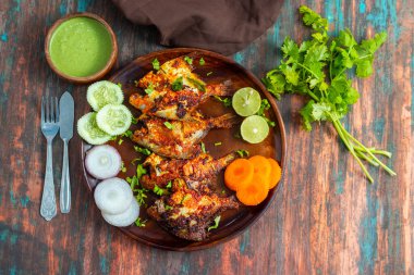 Pomfret kızartması gevrek, baharatlı bir balık tabağıdır, zerdeçal, acı biber ve masala ile marine edilir, sonra da altın kahverengiye kadar sığ ateşte kızartılır..