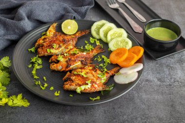 Pomfret kızartması gevrek, baharatlı bir balık tabağıdır, zerdeçal, acı biber ve masala ile marine edilir, sonra da altın kahverengiye kadar sığ ateşte kızartılır..