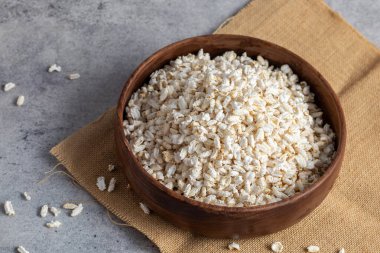 Khoi, Bengal 'de yaygın olarak geleneksel yemek ve ayinlerde kullanılan hafif ve çıtır bir pirinç aperatifi..