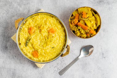 Khichdi pirinç, mercimek ve hafif baharatlarla yapılan rahatlatıcı bir Hint yemeğidir. Genellikle besleyici ve kolay sindirilebilen bir yemek olarak sunulur..