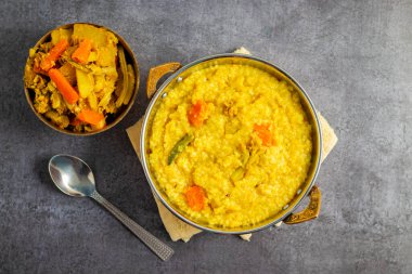Khichdi pirinç, mercimek ve hafif baharatlarla yapılan rahatlatıcı bir Hint yemeğidir. Genellikle besleyici ve kolay sindirilebilen bir yemek olarak sunulur..