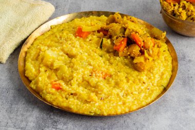 Khichdi pirinç, mercimek ve hafif baharatlarla yapılan rahatlatıcı bir Hint yemeğidir. Genellikle besleyici ve kolay sindirilebilen bir yemek olarak sunulur..
