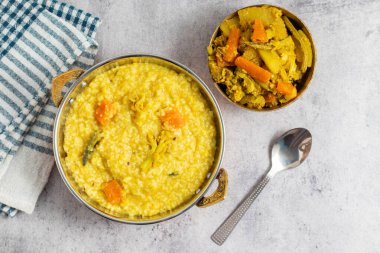 Khichdi pirinç, mercimek ve hafif baharatlarla yapılan rahatlatıcı bir Hint yemeğidir. Genellikle besleyici ve kolay sindirilebilen bir yemek olarak sunulur..