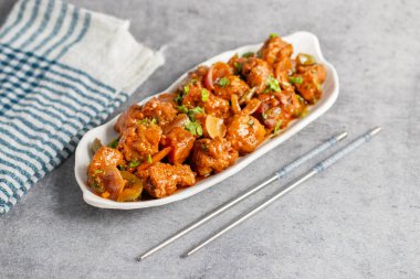 Baharatlı, keskin ve baharatlı, baharatlı, baharatlı, baharatlı, baharatlı ve baharatlı, acılı tavuklu. Kalın soslu, sarımsaklı, yeşil biberli ve canlı çan biberli kızarmış tavuk..