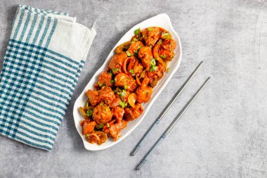 Baharatlı, keskin ve baharatlı, baharatlı, baharatlı, baharatlı, baharatlı ve baharatlı, acılı tavuklu. Kalın soslu, sarımsaklı, yeşil biberli ve canlı çan biberli kızarmış tavuk..