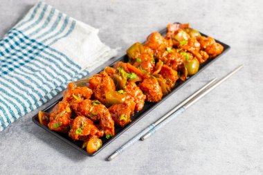 Baharatlı, keskin ve baharatlı, baharatlı, baharatlı, baharatlı, baharatlı ve baharatlı, acılı tavuklu. Kalın soslu, sarımsaklı, yeşil biberli ve canlı çan biberli kızarmış tavuk..