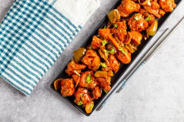 Baharatlı, keskin ve baharatlı, baharatlı, baharatlı, baharatlı, baharatlı ve baharatlı, acılı tavuklu. Kalın soslu, sarımsaklı, yeşil biberli ve canlı çan biberli kızarmış tavuk..