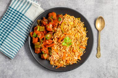Baharatlı ve acı biberli tavuk ve aromatik kızarmış pilav mükemmel bir sıcaklık, lezzet ve doku dengesi sunuyor..