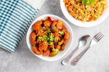 Baharatlı ve acı biberli tavuk ve aromatik kızarmış pilav mükemmel bir sıcaklık, lezzet ve doku dengesi sunuyor..