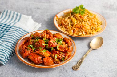 Baharatlı ve acı biberli tavuk ve aromatik kızarmış pilav mükemmel bir sıcaklık, lezzet ve doku dengesi sunuyor..