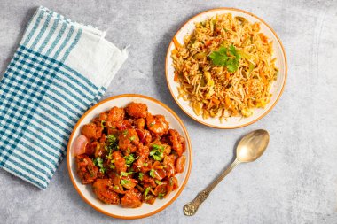 Baharatlı ve acı biberli tavuk ve aromatik kızarmış pilav mükemmel bir sıcaklık, lezzet ve doku dengesi sunuyor..