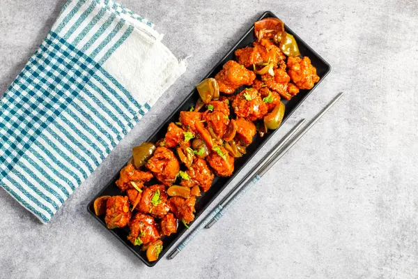 Baharatlı, keskin ve baharatlı, baharatlı, baharatlı, baharatlı, baharatlı ve baharatlı, acılı tavuklu. Kalın soslu, sarımsaklı, yeşil biberli ve canlı çan biberli kızarmış tavuk..