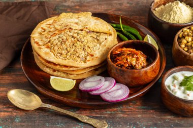 Sattu paratha, Uttar Pradesh ve Bihar 'dan gelen, keskin turşu ve soğutucu raita ile servis edilen popüler bir peluş ekmektir..