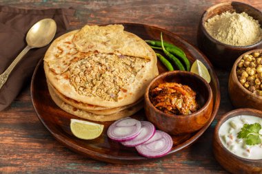 Sattu paratha, Uttar Pradesh ve Bihar 'dan gelen, keskin turşu ve soğutucu raita ile servis edilen popüler bir peluş ekmektir..