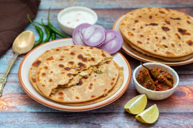 Sattu paratha, Uttar Pradesh ve Bihar 'dan gelen, keskin turşu ve soğutucu raita ile servis edilen popüler bir peluş ekmektir..