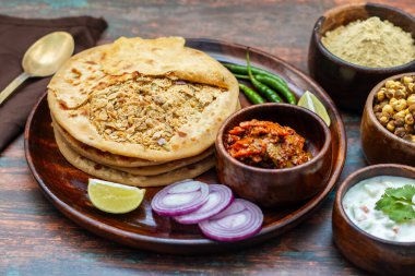 Sattu paratha, Uttar Pradesh ve Bihar 'dan gelen, keskin turşu ve soğutucu raita ile servis edilen popüler bir peluş ekmektir..