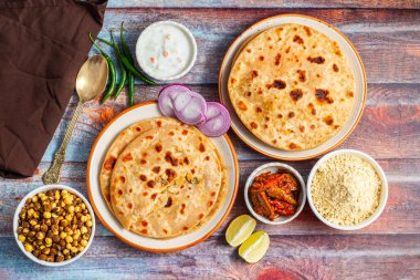Sattu paratha, Uttar Pradesh ve Bihar 'dan gelen, keskin turşu ve soğutucu raita ile servis edilen popüler bir peluş ekmektir..