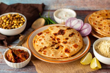 Sattu paratha, Uttar Pradesh ve Bihar 'dan gelen, keskin turşu ve soğutucu raita ile servis edilen popüler bir peluş ekmektir..