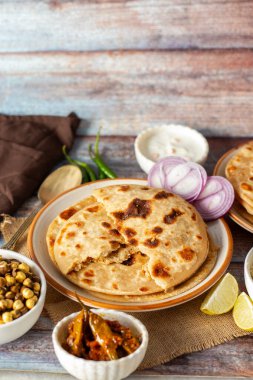 Sattu paratha, Uttar Pradesh ve Bihar 'dan gelen, keskin turşu ve soğutucu raita ile servis edilen popüler bir peluş ekmektir..