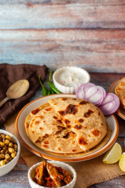 Sattu paratha, Uttar Pradesh ve Bihar 'dan gelen, keskin turşu ve soğutucu raita ile servis edilen popüler bir peluş ekmektir..