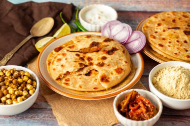 Sattu paratha, Uttar Pradesh ve Bihar 'dan gelen, keskin turşu ve soğutucu raita ile servis edilen popüler bir peluş ekmektir..