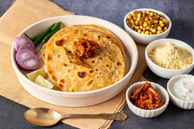 Sattu paratha, Uttar Pradesh ve Bihar 'dan gelen, keskin turşu ve soğutucu raita ile servis edilen popüler bir peluş ekmektir..