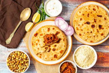 Sattu paratha, Uttar Pradesh ve Bihar 'dan gelen, keskin turşu ve soğutucu raita ile servis edilen popüler bir peluş ekmektir..