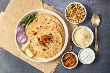 Sattu paratha, Uttar Pradesh ve Bihar 'dan gelen, keskin turşu ve soğutucu raita ile servis edilen popüler bir peluş ekmektir..