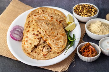 Sattu paratha, Uttar Pradesh ve Bihar 'dan gelen, keskin turşu ve soğutucu raita ile servis edilen popüler bir peluş ekmektir..