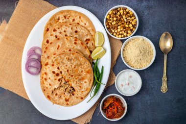 Sattu paratha, Uttar Pradesh ve Bihar 'dan gelen, keskin turşu ve soğutucu raita ile servis edilen popüler bir peluş ekmektir..