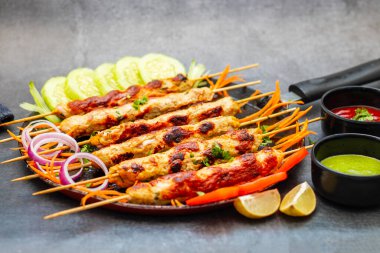 Lezzetli ızgara tavuk kebabı. Lezzetli bir yemek için taze nane sosu ve keskin domates sosuyla servis ediliyor..