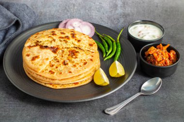 Sattu paratha, Uttar Pradesh ve Bihar 'dan gelen, keskin turşu ve soğutucu raita ile servis edilen popüler bir peluş ekmektir..