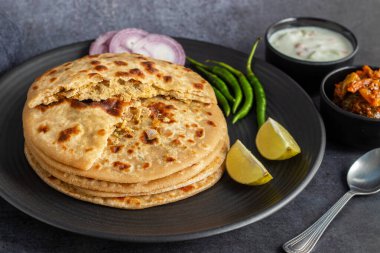 Sattu paratha, Uttar Pradesh ve Bihar 'dan gelen, keskin turşu ve soğutucu raita ile servis edilen popüler bir peluş ekmektir..