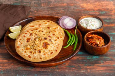 Sattu paratha, Uttar Pradesh ve Bihar 'dan gelen, keskin turşu ve soğutucu raita ile servis edilen popüler bir peluş ekmektir..