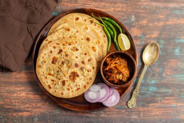 Sattu paratha, Uttar Pradesh ve Bihar 'dan gelen, keskin turşu ve soğutucu raita ile servis edilen popüler bir peluş ekmektir..