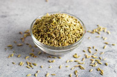 Saunf, ya da rezene tohumları aromatik, yeşil tohumlardır ve tatlı, meyan kökü gibi bir tadı vardır. Genellikle pişirme ve sindirim ilaçlarında kullanılır..