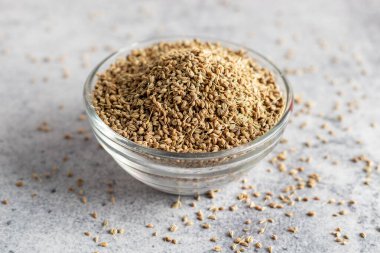 Ajwain, aynı zamanda aroma tohumu olarak da bilinir, Hint mutfağında yaygın olarak kullanılan güçlü ve acı bir baharattır..