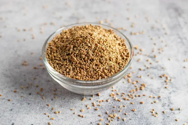 Ajwain, aynı zamanda aroma tohumu olarak da bilinir, Hint mutfağında yaygın olarak kullanılan güçlü ve acı bir baharattır..