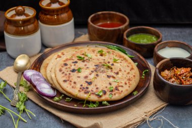Aloo paratha özellikle Punjab, Uttar Pradesh ve Bihar 'da popüler bir Kuzey Hindistan yemeğidir. Baharatlı patates püresiyle doldurulmuş, tereyağı ve ekşi achar ile servis edilen bir ekmek.).