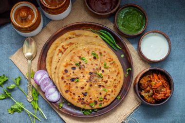 Aloo paratha özellikle Punjab, Uttar Pradesh ve Bihar 'da popüler bir Kuzey Hindistan yemeğidir. Baharatlı patates püresiyle doldurulmuş, tereyağı ve ekşi achar ile servis edilen bir ekmek.).