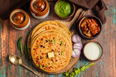 Aloo paratha özellikle Punjab, Uttar Pradesh ve Bihar 'da popüler bir Kuzey Hindistan yemeğidir. Baharatlı patates püresiyle doldurulmuş, tereyağı ve ekşi achar ile servis edilen bir ekmek.).
