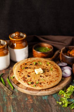 Aloo paratha özellikle Punjab, Uttar Pradesh ve Bihar 'da popüler bir Kuzey Hindistan yemeğidir. Baharatlı patates püresiyle doldurulmuş, tereyağı ve ekşi achar ile servis edilen bir ekmek.).