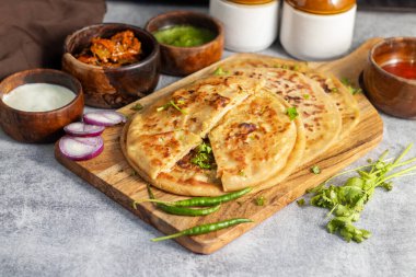 Aloo paratha özellikle Punjab, Uttar Pradesh ve Bihar 'da popüler bir Kuzey Hindistan yemeğidir. Baharatlı patates püresiyle doldurulmuş, tereyağı ve ekşi achar ile servis edilen bir ekmek.).